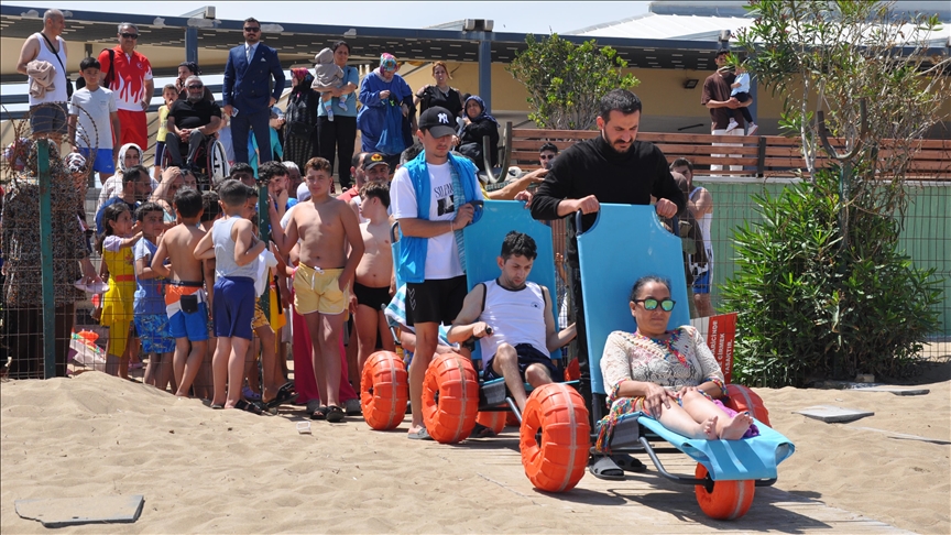 Depremzede gençler ve aileleri Mersin'deki kampta hem spor hem tatil yaptı