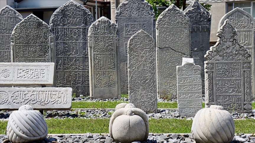 Fatih Sultan Mehmet'in ressamının mezar taşı Bursa'da korunuyor