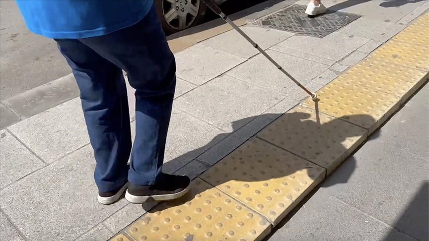 Görme engelli Sevindik, İstanbul'da yaşadığı sorunları AA ekibiyle deneyimledi