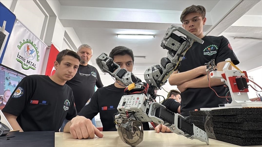 Kocaeli'de meslek lisesi öğrencileri, uluslararası robot yarışmalarında zirveyi bırakmıyor