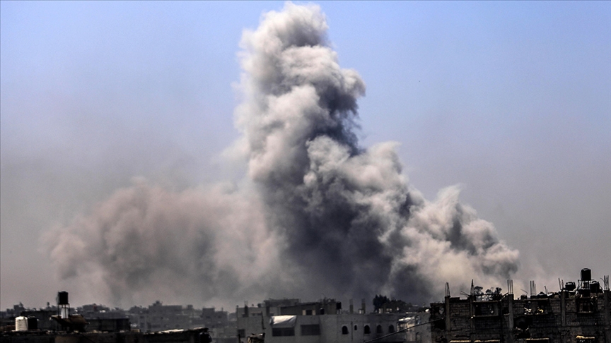 İsrail'in Gazze'de yerinden edilenlerin sığındığı okulu bombalaması sonucu 15 kişi hayatını kaybetti