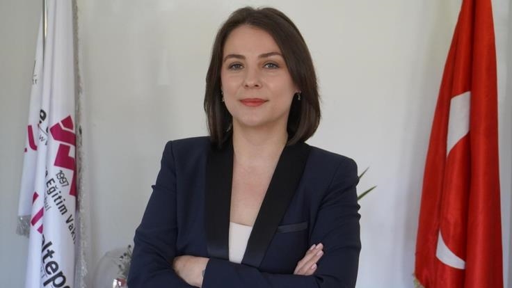 Hemşireler hastanın nabzını tutarken ruhuna da dokunuyor