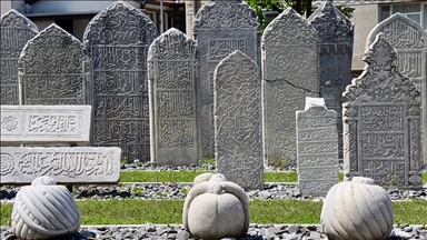 Fatih Sultan Mehmet'in ressamının mezar taşı Bursa'da korunuyor
