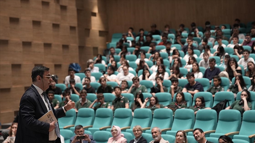 Engelli vekilin hayatını anlatan "Buğday Tanesi" filmi İzmir'de öğrencilerle buluştu
