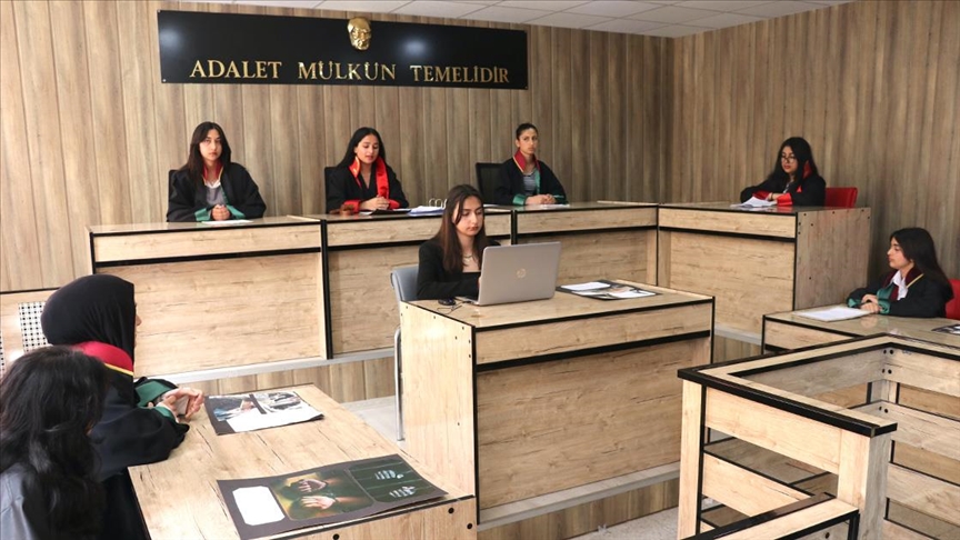 Lise öğԳleri gerçeği aratmayan "temsili mahkeme" ile adalet deneyimi kazanıyor