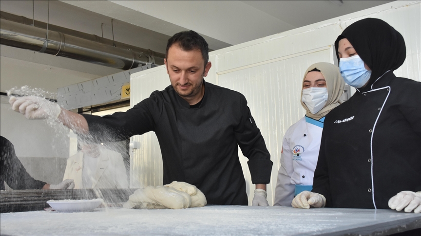 Gümüşhane'de lise öğrencileri günlük 2 bin ekmek üretiyor