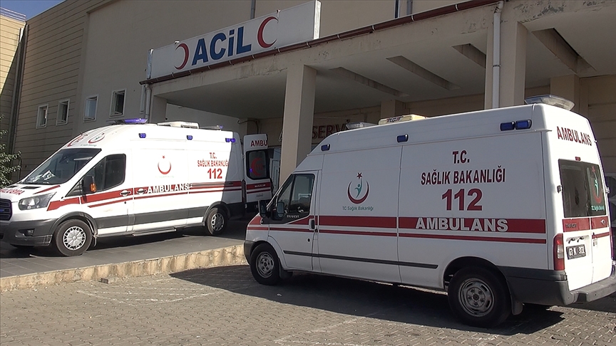 Աıܰڲ'da öğretmenleri taşıyan minibüslerin çarpıştığı kazada 28 kişi yaralandı