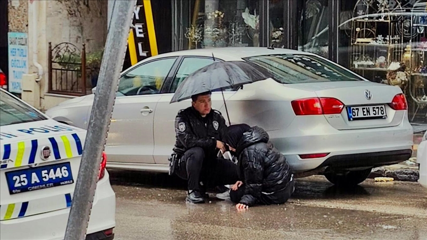Erzurum’da polis, yaralanan yayanın başında “ıslanmasın” diye şemsiyeyle bekledi