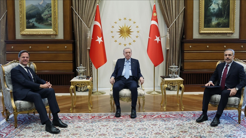 Turkish president receives NATO chief