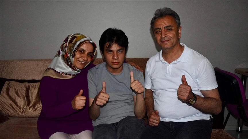 Piyano çalmayı kendi kendine öğrenen otizmli lise öğrencisinin hedefi konservatuvar