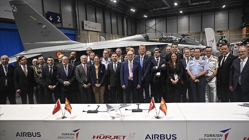 L’Espagne signe un accord pour importer des avions d’attaque légers HÜRJET depuis la Türkiye