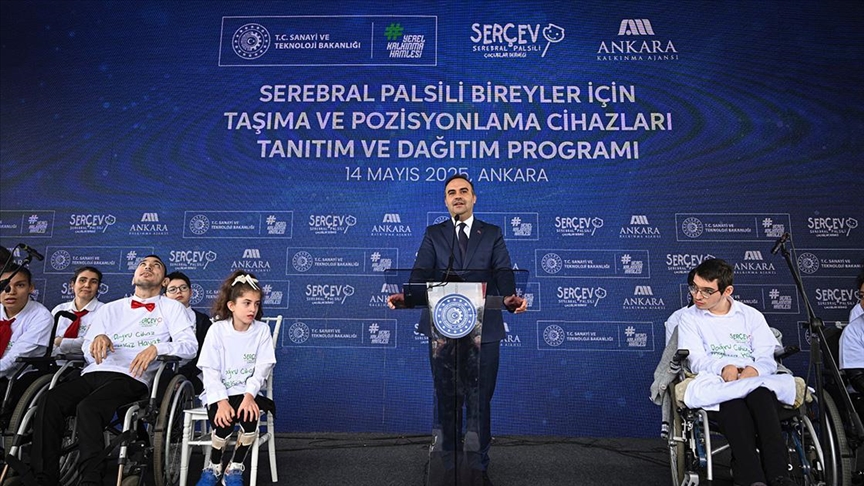 Bakan Kacır, serebral palsili çocuklar için 600 set cihaz hibe ettiklerini bildirdi