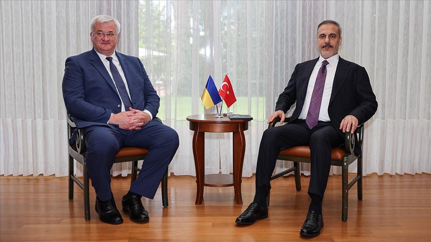 Министерот Фидан разговараше со украинскиот колега Сибиха за напорите за прекин на огнот меѓу Украина и Русија