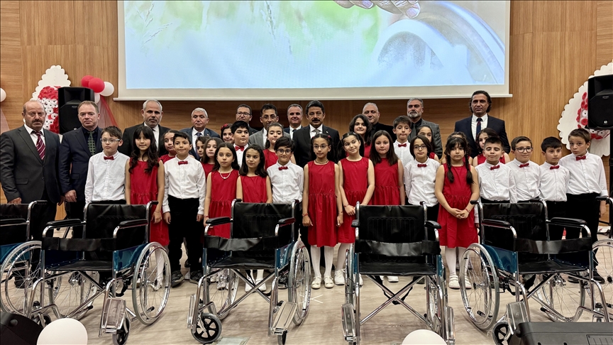 Kırşehir'de ilkokul öğrencilerinin yazdığı kitabın geliriyle alınan 32 tekerlekli sandalye dağıtıldı
