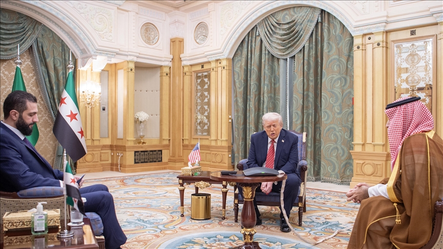Трамп се состана со сирискиот претседател Ахмад ал Шара во Ријад