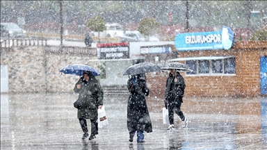 Erzurum'a mayısın ortasında lapa lapa kar yağdı