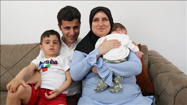 Görme engelli çift hayatlarını aydınlatan çocuklarını sevgiyle büyütüyor