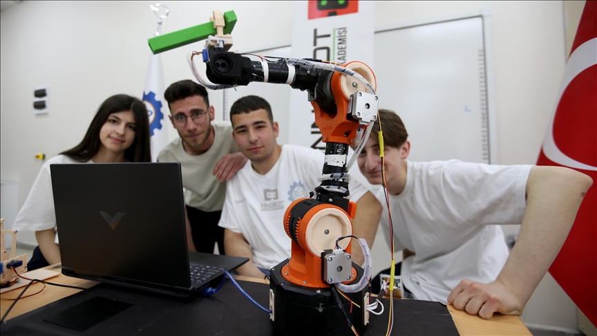 Vanlı öğrencilerin robot kol projesi, 42 ülkenin katıldığı yarışmada birinci oldu