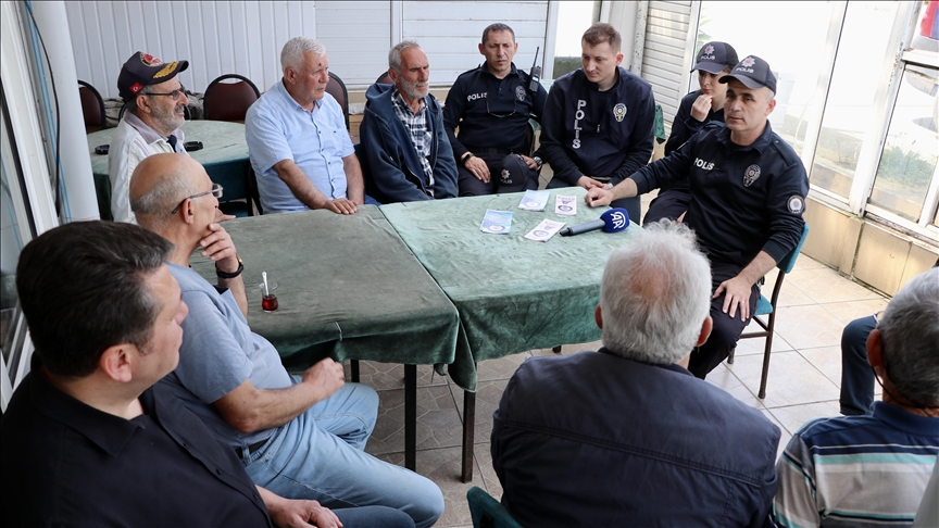 "Aile Polisi" kapı kapı dolaşıp mahalleliyi bilgilendiriyor