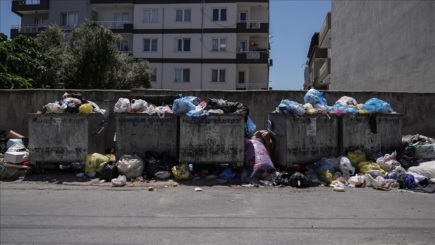 İ'de maaşları eksik yatan belediye işçileri iş bıraktı, sokaklarda çöp yığınları oluştu