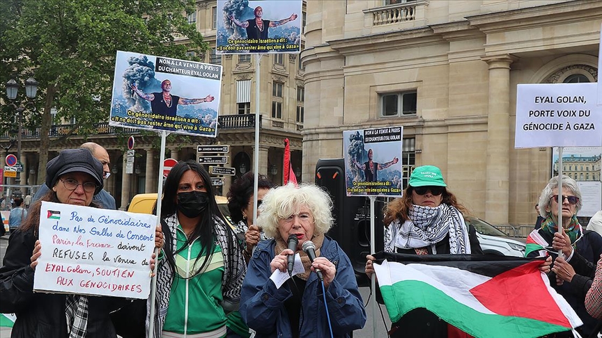 Paris'te göstericiler, İsrailli şarkıcı Golan'ın Fransa konserinin iptal edilmesini istedi