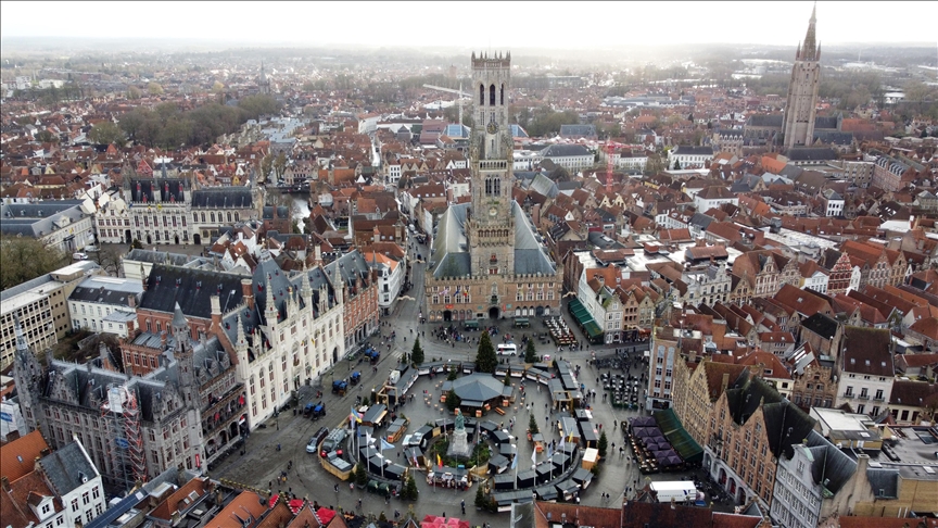 Orta Ça臒'dan kalma Brugge'deki tarihi kald谋r谋m ta艧lar谋 çal谋n谋yor