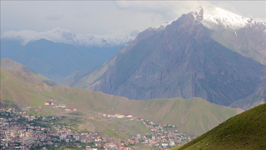 Li Hekarî, Wan û Bedlîsê li deverên bilind berf barî