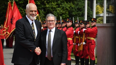Kryeministri britanik vizitë në Shqipëri, pritet me ceremoni nga Rama