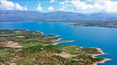 Karakaya Baraj Gölü ilkbaharda doğaseverlere güzel manzaralar sunuyor