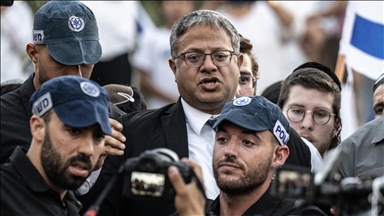 علم فلسطين يتسبب باشتباك بين غفير و"حريديم" قرب القدس