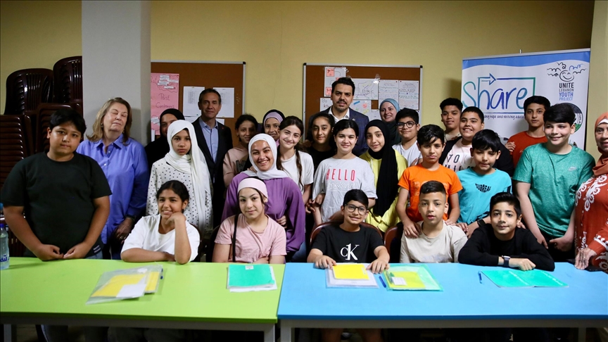 رئيس أتراك المهجر يزور مخيم "صبرا وشاتيلا" للاجئين الفلسطينيين ببيروت