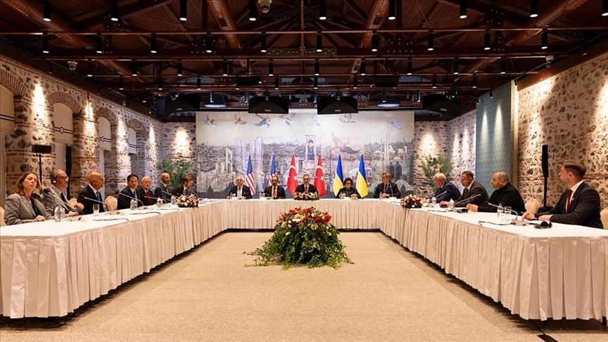 نشست سه جانبه ترکیه، آمریکا و اوکراین در کاخ دولماباغچه استانبول آغاز شد