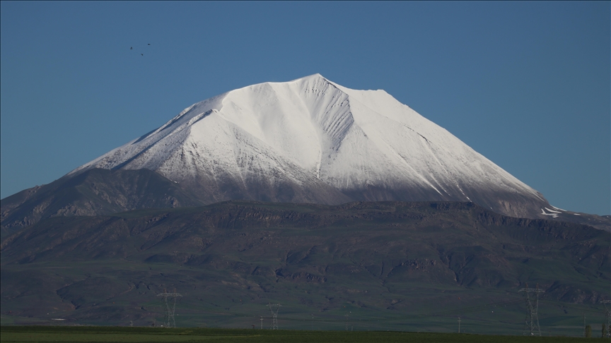 Li Agiriyê serê Çiyayê Kosedaxê bi berfê sipî bû