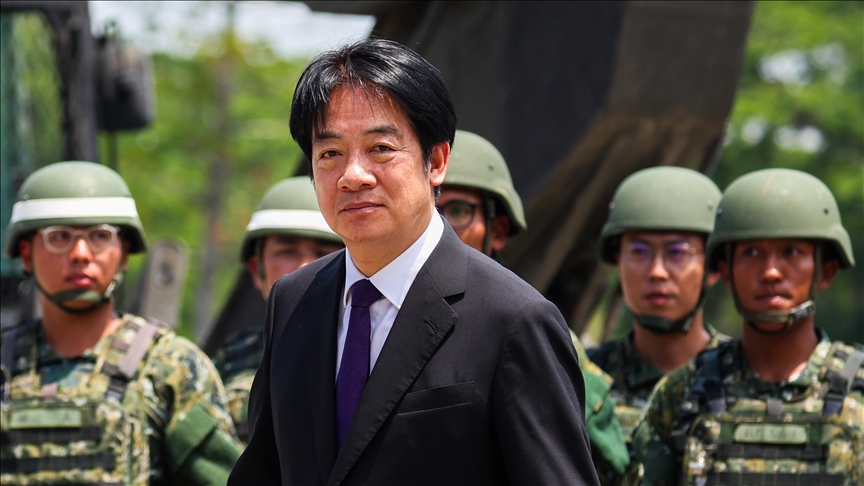 Taiwanese leader meets army engineers, anti-submarine helicopter crew