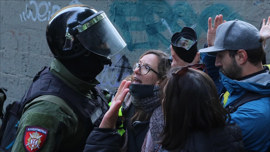 Srbija: Novi sukobi policije i demonstranata koji blokiraju zgradu suda u Novom Sadu