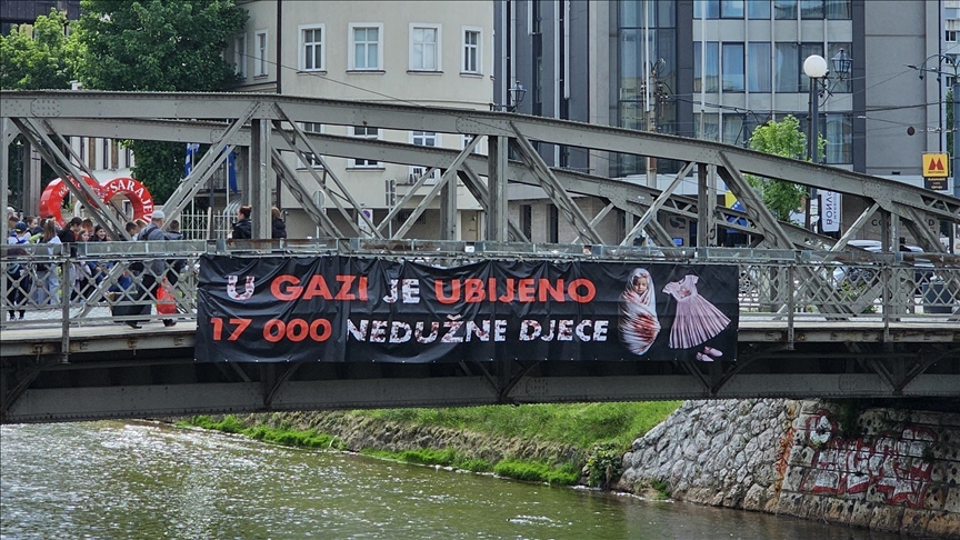 Sarajevo: Na Eiffelovom mostu istaknut transparent posvećen djeci ubijenoj u Gazi