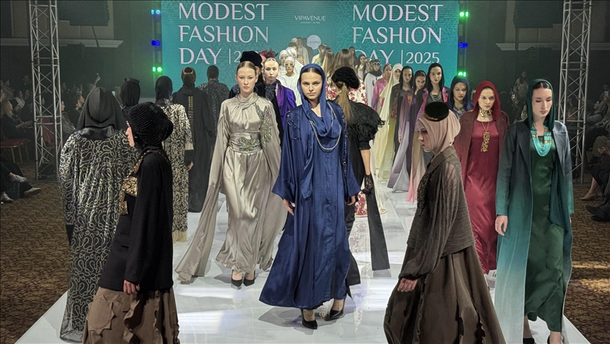 Le KazanForum 2025 met en lumière la mode conforme aux normes islamiques à travers un défilé