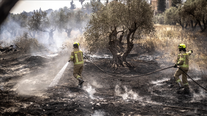 Fast-spreading wildfire near Jerusalem’s Route 9 threatens residential areas Fast-spreading wildfire near Jerusalem’s Route 9 threatens residential areas