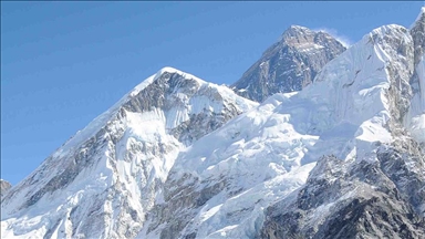 Everest'te dağcılar 18-19 Mayıs'taki zirve tırmanışına hazırlanıyor