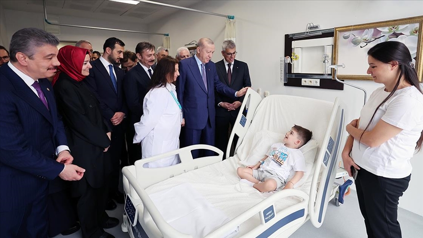 Cumhurbaşkanı Erdoğan, açılışını yaptığı hastanedeki hastaları ziyaret etti 