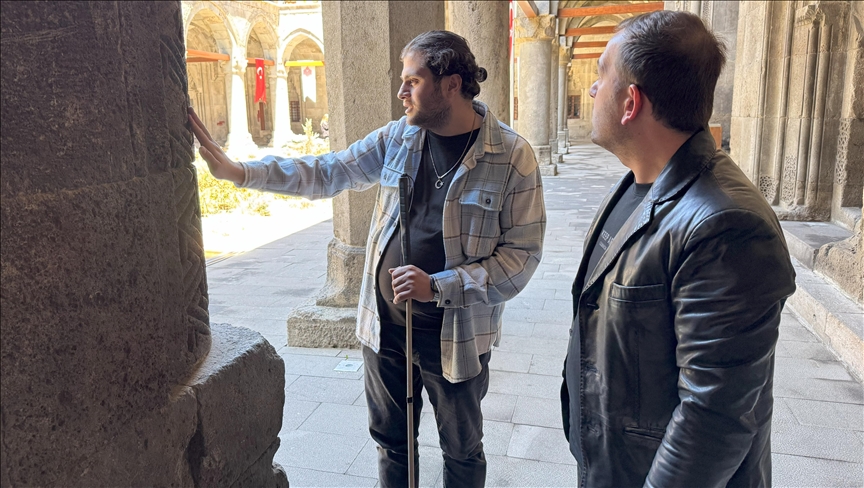 Görme engelli öğretmen Anadolu'yu sesle gezdiriyor