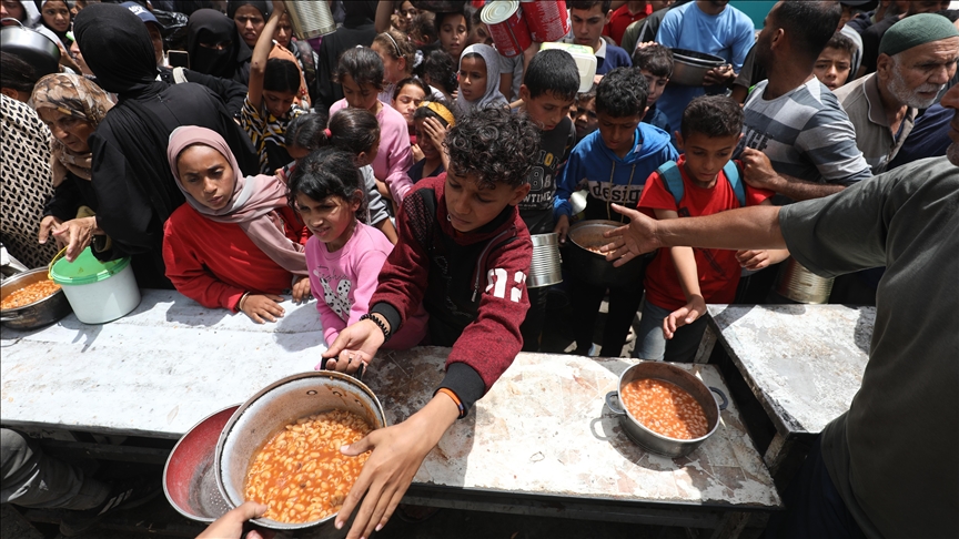 Stotine Palestinaca satima čekaju na topli obrok na jugu Gaze