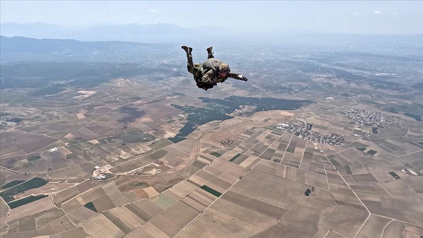 Türk askeri hayat kurtarmak için zorlu paraşüt eğitimi alıyor
