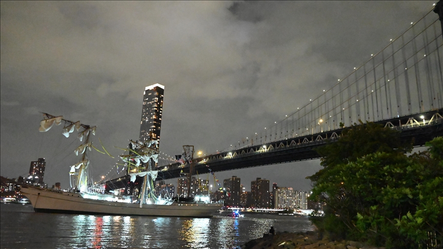 Anija e Marinës Meksikane përplaset me Urën e Bruklinit në New York City