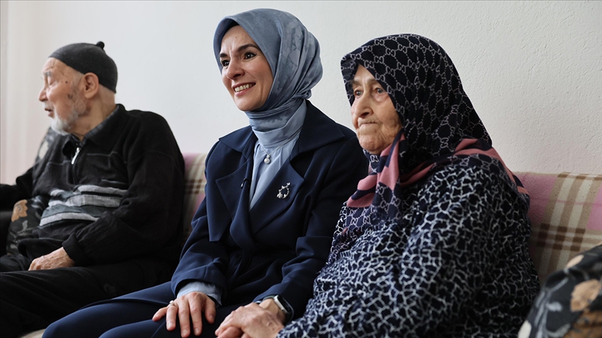 Bakan Göktaş, 70 yıldır evli olan Yılmaz çiftini ziyaret etti