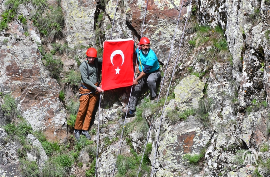 Li Qersê bi minasebeta 19ê Gulanê çalakiya meşa di nav siruştê da û hilkişîna bi zinaran va hat pêkanîn