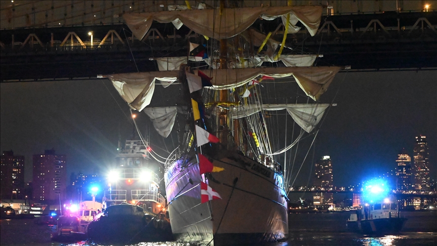 Mexican Navy ship crashes into Brooklyn Bridge, killing 2, injuring 19