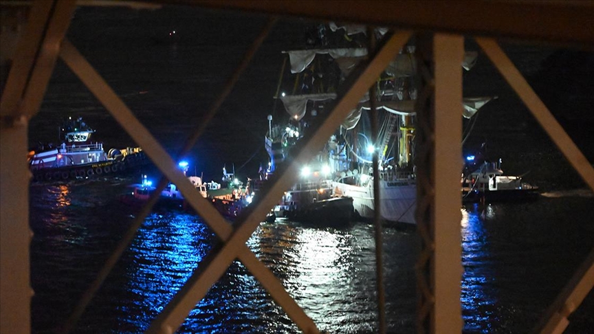Meksika donanmasına ait geminin Brooklyn Köprüsü'ne çarpması sonucu 2 kişi öldü