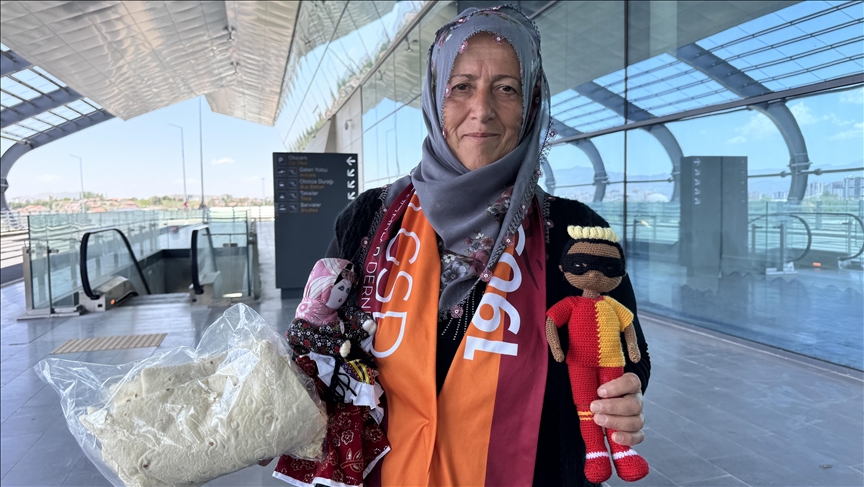 Galatasaraylı kadın çiftçinin ördüğü "Osimhen bebeği" yıldız oyuncuya hediye etme hayali gerçek oluyor
