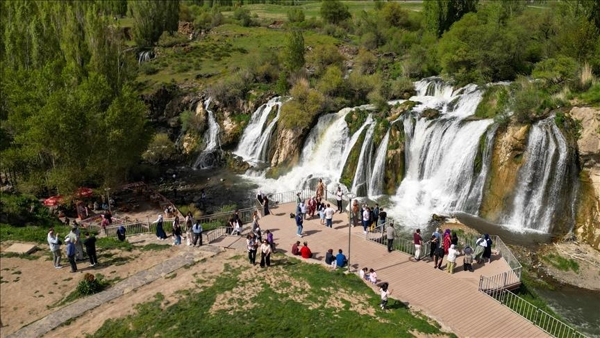 Bi germbûna hewayê ra welatiyan berê xwe da Şelaleya Mûradiyeyê